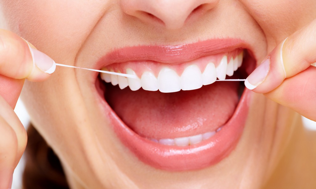Зубной нитью или ершиками нужно пользоваться обязательно
