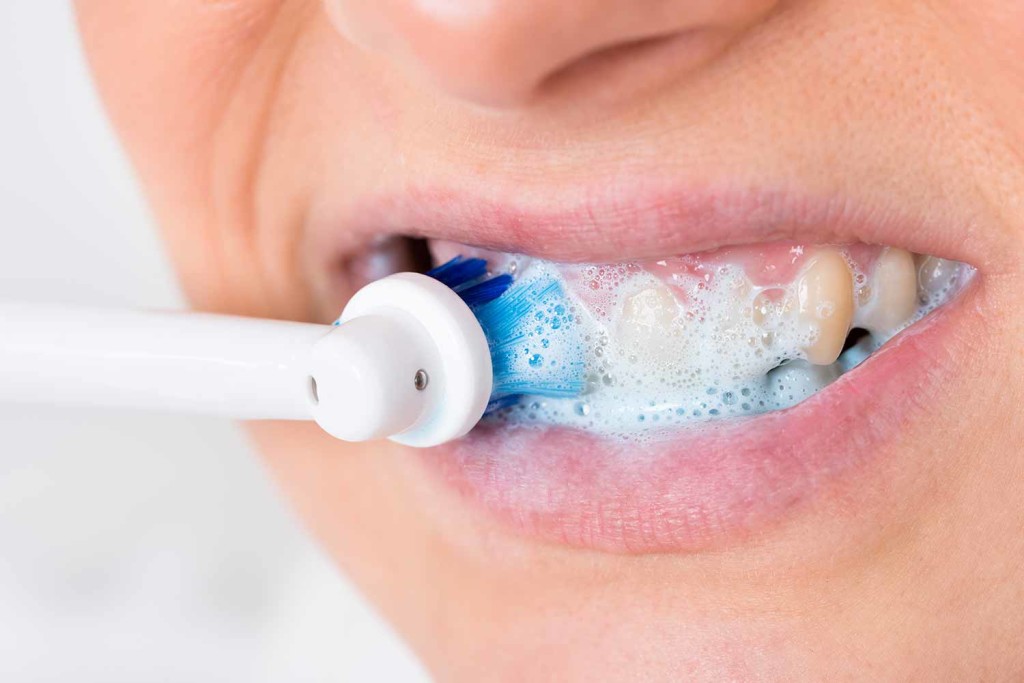 Электрическая щетка при частом использовании может повредить гладкое покрытие зубов